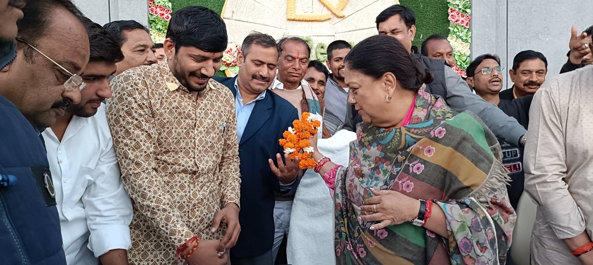 PanwarRawna's tweet photo. राजस्थान की यशस्वी पूर्व मुख्यमंत्री माननीया वसुंधरा राजे सिंधिया जी से आसींद में लोकप्रिय विधायक जब्बरसिंह जी सांखला साहब के सानिध्य में मुलाकात कर स्वागत अभिनंदन किया
#aasind_bhilwara
@JabbarMla
@VasundharaBJP
@BJP4Rajasthan https://t.co/By05Tc2prs