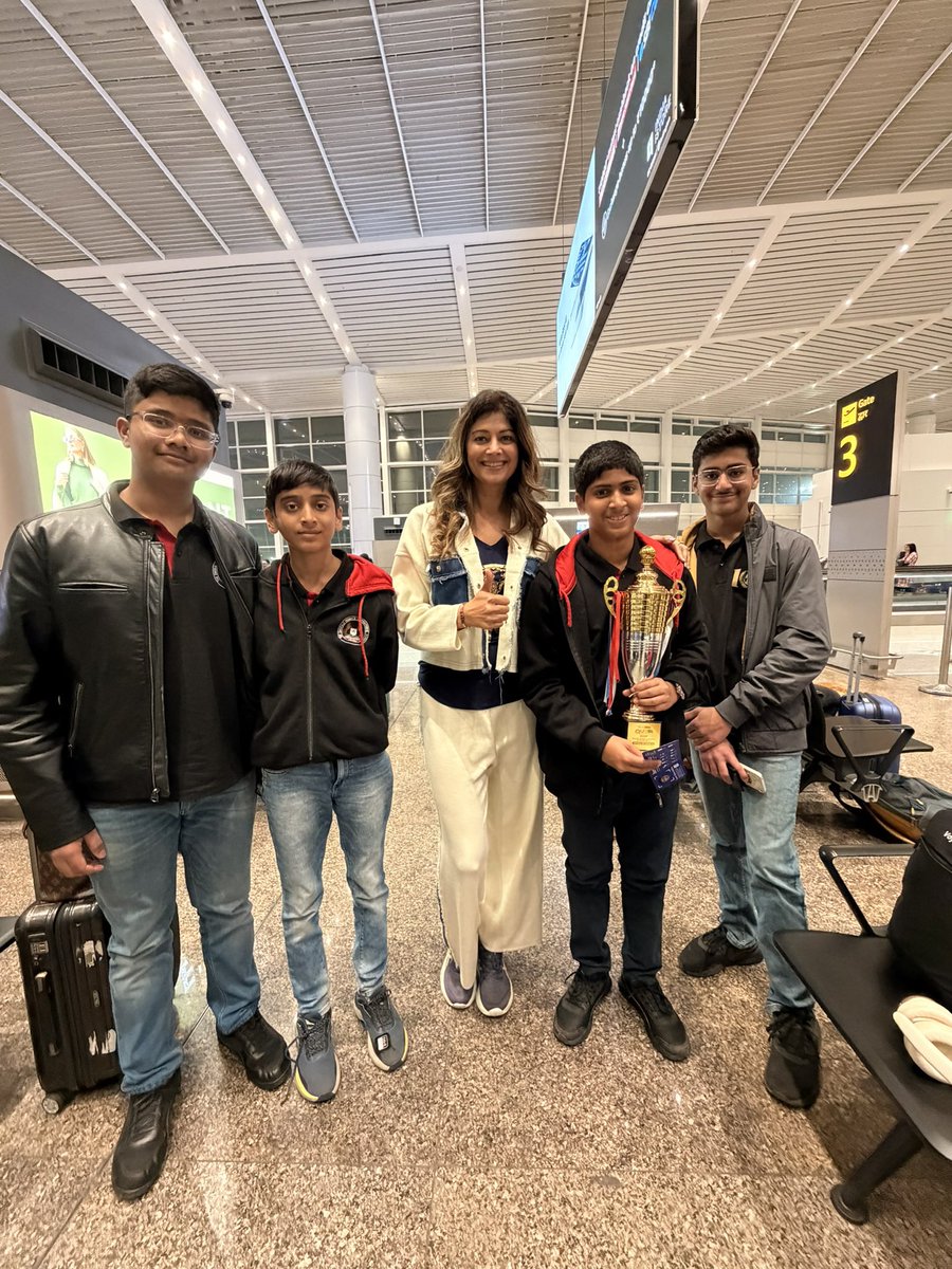 iampoojabatra's tweet image. Waiting at the Airport #delayed #flight led to a divine moment where I got a blessing from Swami @mRajarajeshwar Devasthan &amp;amp; also met the winners of GK competition from Emerald height School - Indore.