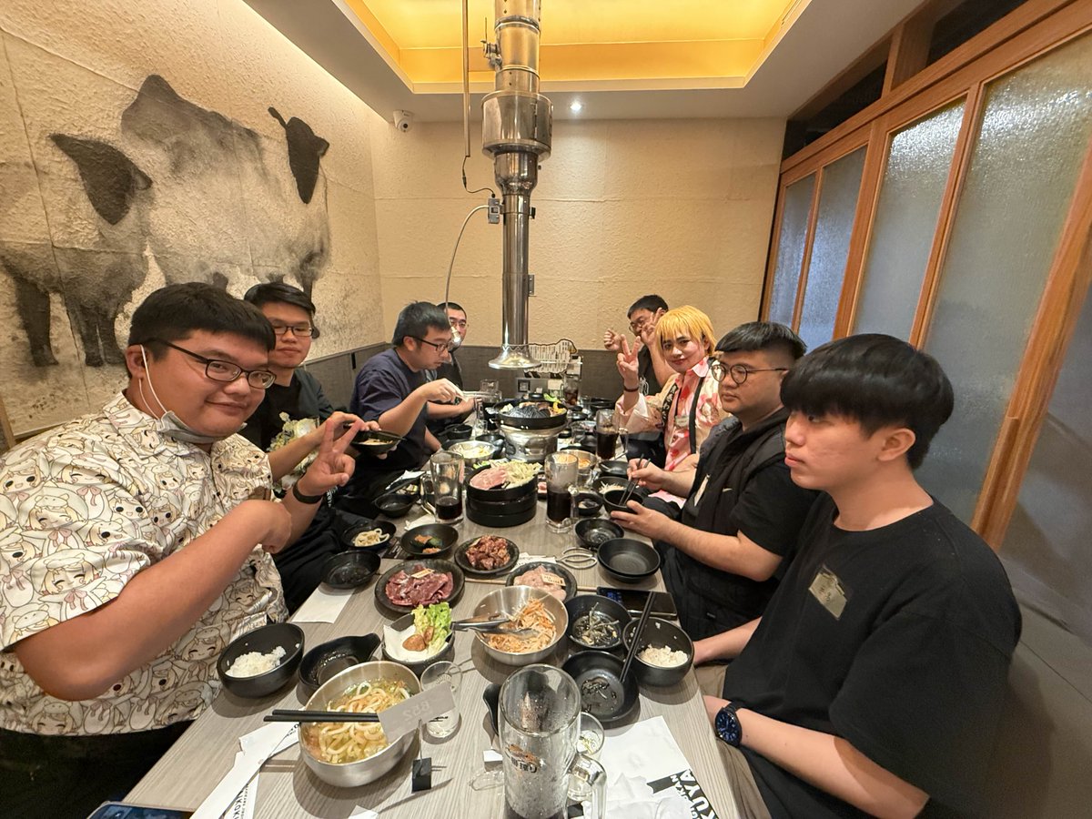 riweilun's tweet photo. 今回のわためいととのオフ会、本当に最高でした🐑
途中で忘れ物を取りに一度帰ることになってしまい、
40分ほど遅れてしまったのですが、それでもとても楽しかったです。
みんなでご飯を食べて、たくさんお話して、
グッズを交換したりできて、本当に幸せな時間でした。
これからも、時間が合う時は必ず参加したいと思っています。
今回のわためいとカップも本当に可愛くて、
気づいたら36個も注文していました（笑）
その中のいくつかは、日本のわためいとさんに
友達を通して届けてもらう予定です。
受け取った時に喜んでもらえたら嬉しいです >w<
今回は少しだけコスプレ（？）もしてみました ww
ねこもも、そして一緒に参加してくれたみなさん、
本当にありがとうございました。
心から、すごく楽しかったです。
ちなみに最初は、
わため以外のメンバーのグッズも配ろうと思っていたのですが、
聞いてみたら、みんな単推しわためでした（笑）
#角巻わため6周年記念 #ドドドライブ #角巻わため
