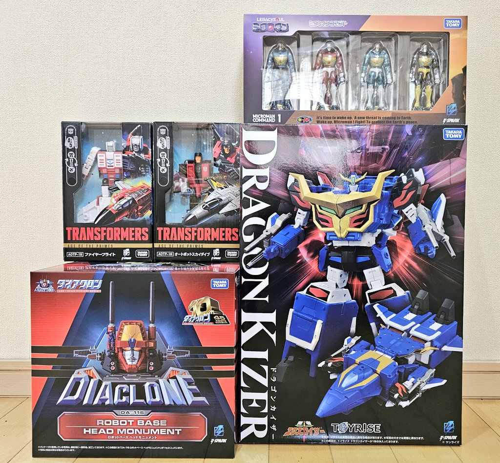 トランスフォーマー限定版　ニューイヤー　コンボイ　旧ダイアクロン　未開封　新品 タカトミ2025年12月号。 本日ようやく揃いました。 いつもダイアクロン