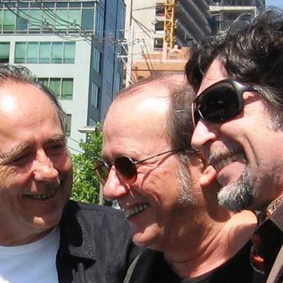 Sucedió hace algunos años atrás .Un Trío de Gigantes Canta - Autores de Máxima Relevancia , de paseo en la Plaza de Revolución por La Habana , Cuba .El primero de la izquierda , cumple años en el día de hoy , mientras que el del medio , lo festejó el 29 del mes pasado .