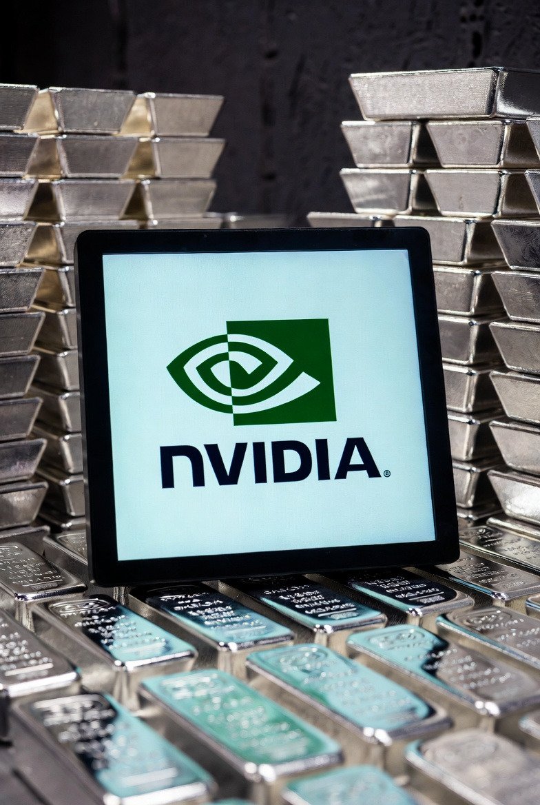 MarioNawfal's tweet image. 🚨 SILVER TOPS NVIDIA AS WORLD'S SECOND-MOST VALUABLE ASSET AT $4.65T

Silver's on a tear!!!

Its total market value just blasted past $4.65T, knocking NVIDIA out of the No. 2 spot globally, right behind gold's throne.

With prices hitting record $81/oz during this INSANE demand…