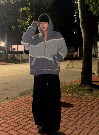 PHANTACi_06's tweet photo. 🐘 灰色 HOODIE
橫斜切剪裁為設計亮點，
透過布料正反面的運用，
讓簡單輪廓多了層次與張力，
低調卻很有存在感。

SHOP NOW >>> https://t.co/ZnUoldQ1UH https://t.co/xR4AloMYFp