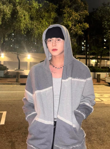 PHANTACi_06's tweet photo. 🐘 灰色 HOODIE
橫斜切剪裁為設計亮點，
透過布料正反面的運用，
讓簡單輪廓多了層次與張力，
低調卻很有存在感。

SHOP NOW >>> https://t.co/ZnUoldQ1UH https://t.co/xR4AloMYFp
