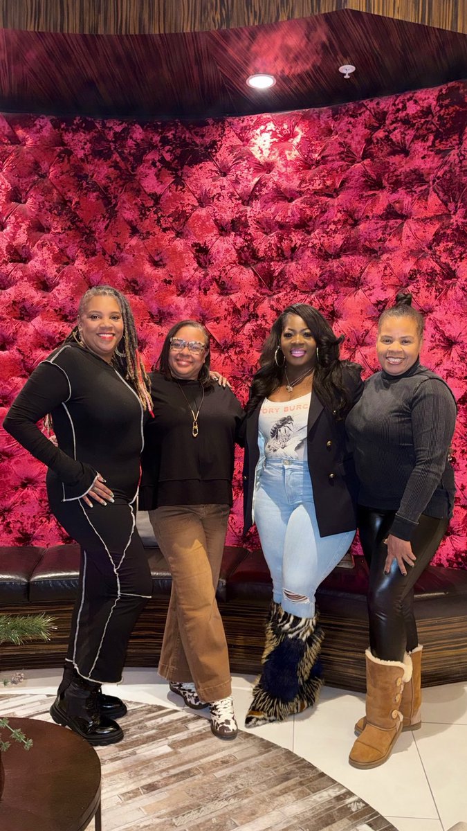 TevaJudkins's tweet image. Cleveland is quickly becoming my second 🏠…  I’m so glad I met these beautiful @Browns ClevelandBrowns @NFL 
moms, MarciaLeftwich, PennyBond, Adrian Sampson, and have been able to bond and create new friendships🥰 
#dinnerdate #goodtimes #goodconvo #nflmoms #rookiemoms #browns…