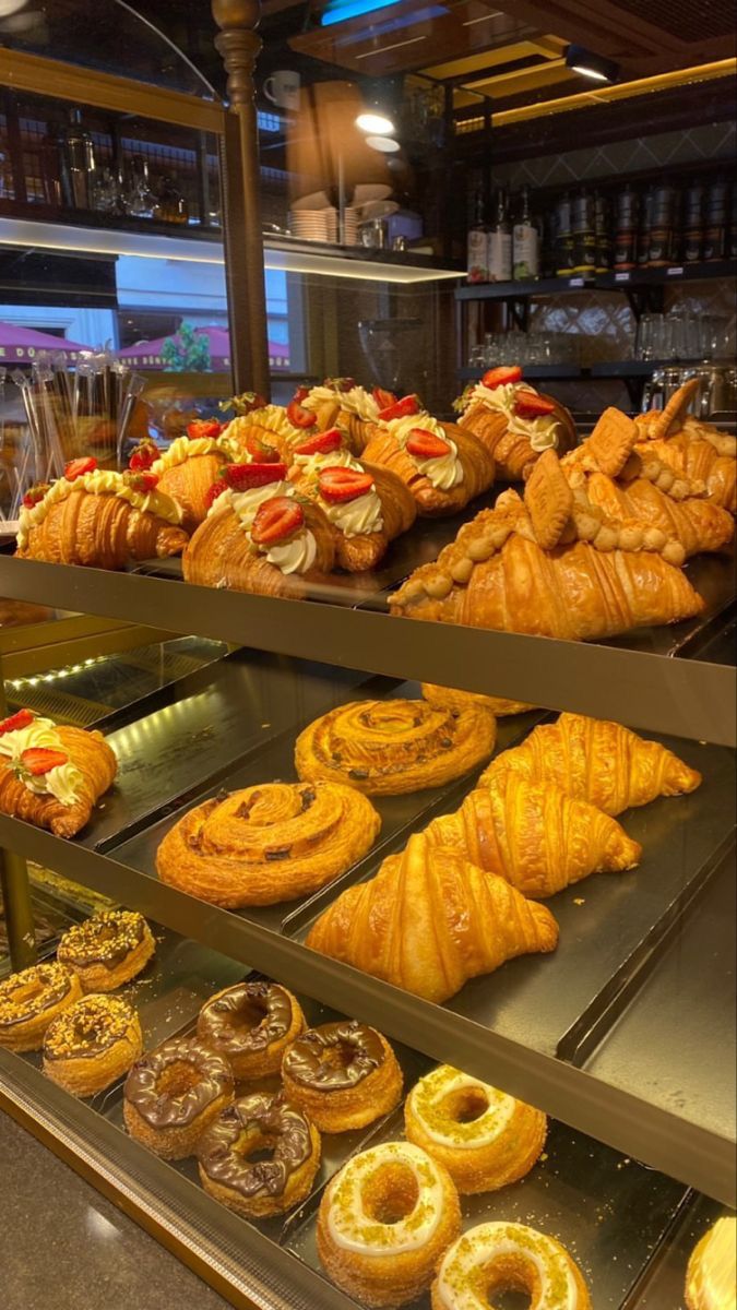 ColettaMee8's tweet photo. These are my favorite cakes. https://t.co/hNjMLqHfzY