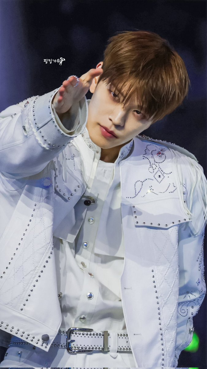 miniseungking's tweet image. seungmin’s gaze is so powerful ahhhhhh his dance lines are so clean