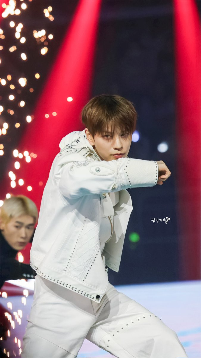 miniseungking's tweet image. seungmin’s gaze is so powerful ahhhhhh his dance lines are so clean