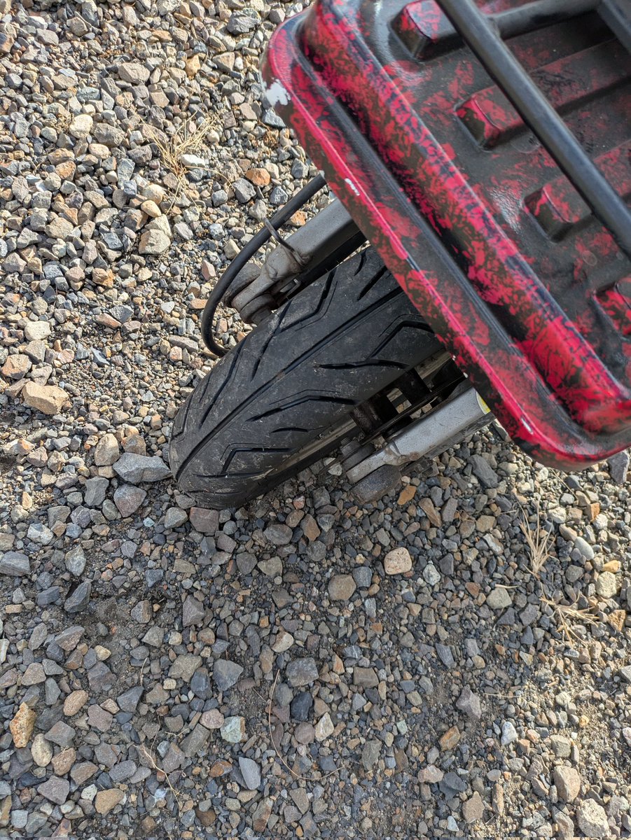 akesoki's tweet image. 特に言うことでもないんだけど、タイヤ交換した〜

連休って意外と暇なんだよね〜

#ジャイロ
#タイヤ交換