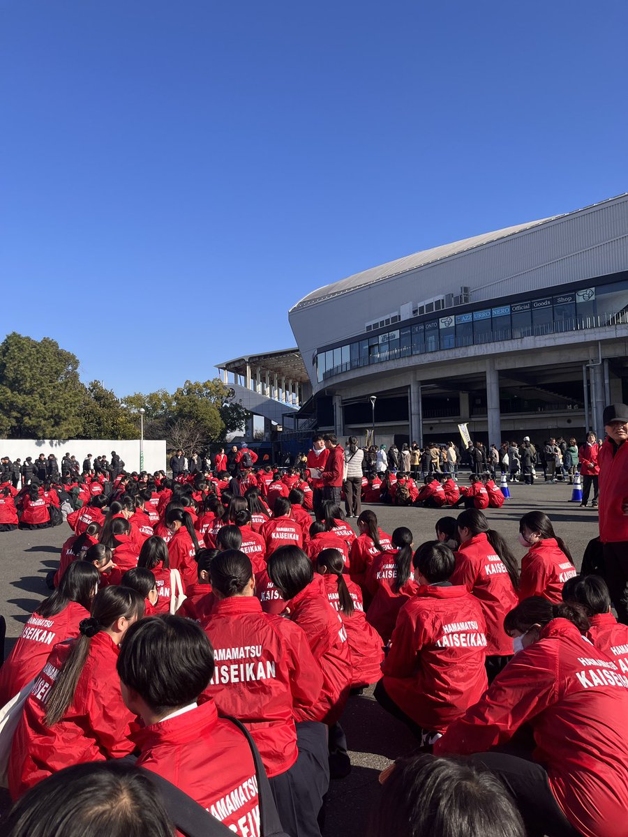 浜松開誠館応援団が等々力スタジアムに到着しました🚩 ご声援よろしく
