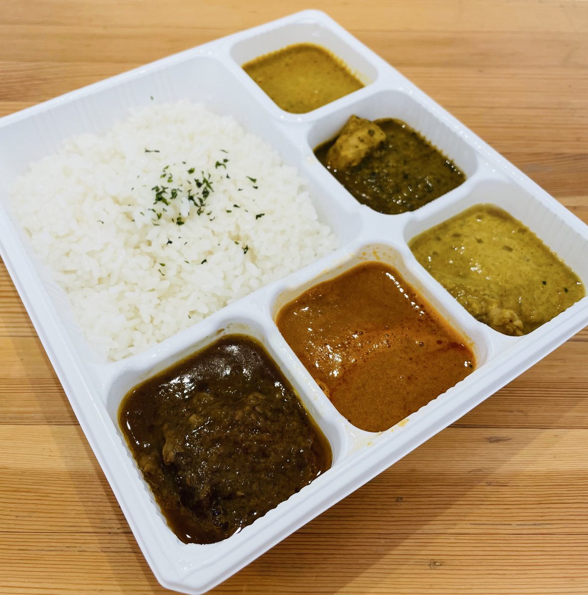 juntaso3402's tweet image. 在宅で文書に魂を込めつつ
エネルギー切れたのでランチ

超カレー🍛¥1,280(本体)

冷食という概念を超えていく美味しさ
否、冷食だからこそ実現できる美味しさ😋
#ファンデリー