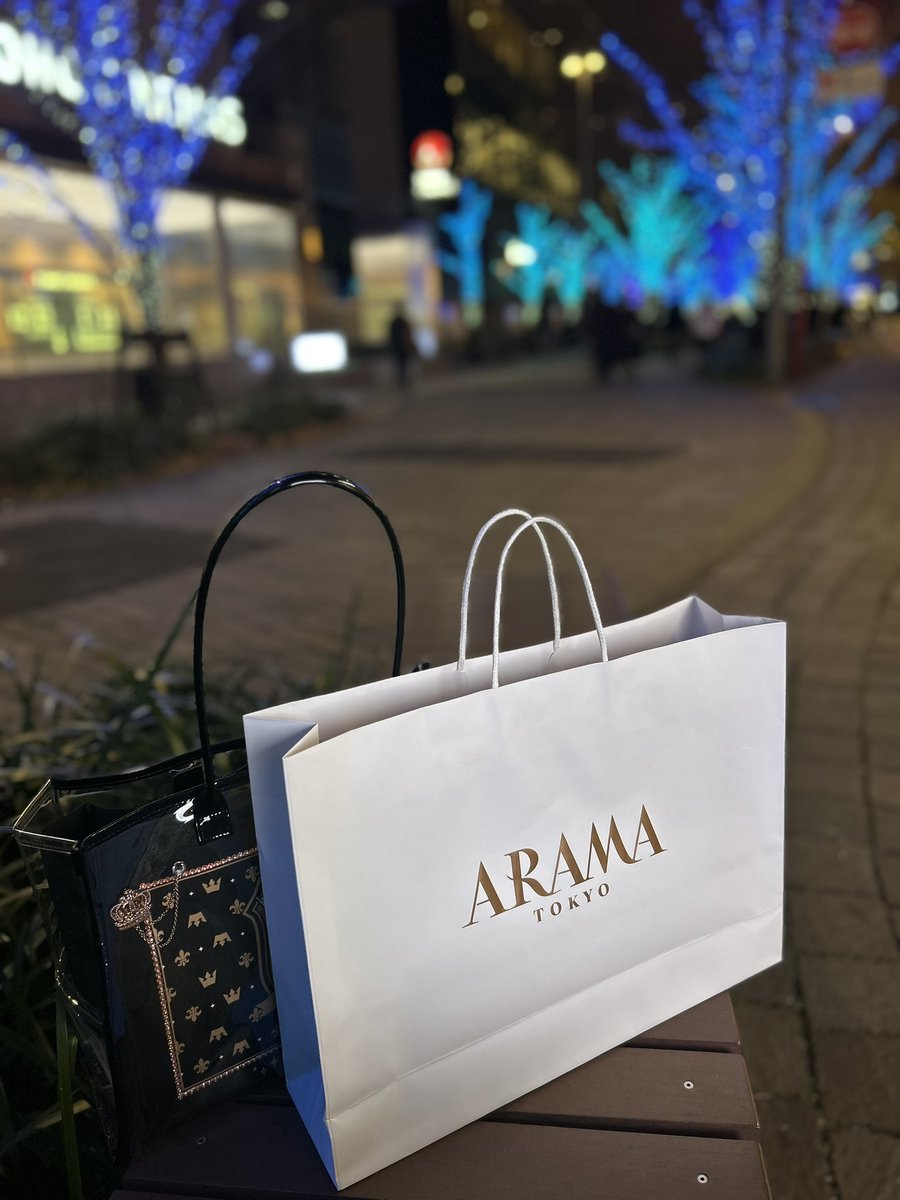 tkt_nien's tweet photo. ARAMA本店
正面も可愛いけど横っちょの上もかわなの
ずっと買いそびれてたバッグを今買わないと一生買えないかも！と思いぽちった翌日に友人と最終日いこーよとなり
当日午前中ヤマトさんから受け取ったのを抱えて本店へ（タッチアンドゴーバックw）
巻き巻きサービスしていただきまして本年のアラ活 https://t.co/nSqiAHrOeC