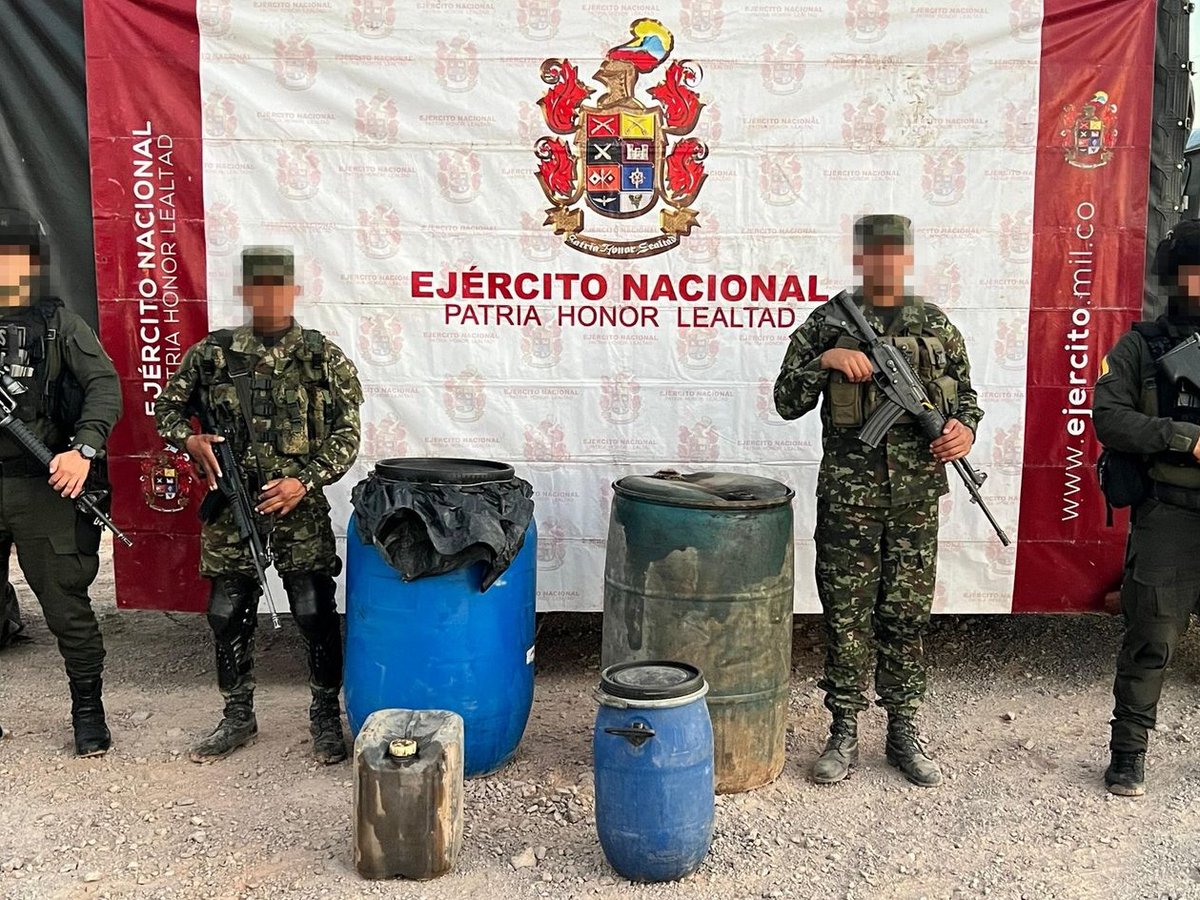 COL_EJERCITO's tweet photo. 🔴🕠📢 #LaPrimeraDelDía | Una válvula ilegal desde la que se extraían hidrocarburos fue neutralizada por tropas de la #DecimaBrigada de @Ejercito_Div1  en la vereda Loma Linda, de Bosconia, #Cesar. 

La operación llevada a cabo junto con @PoliciaColombia permite debilitar el accionar criminal en contra de los recursos estratégicos de la nación. 

#ContundenciaOperacional
#PatriaHonorLealtad