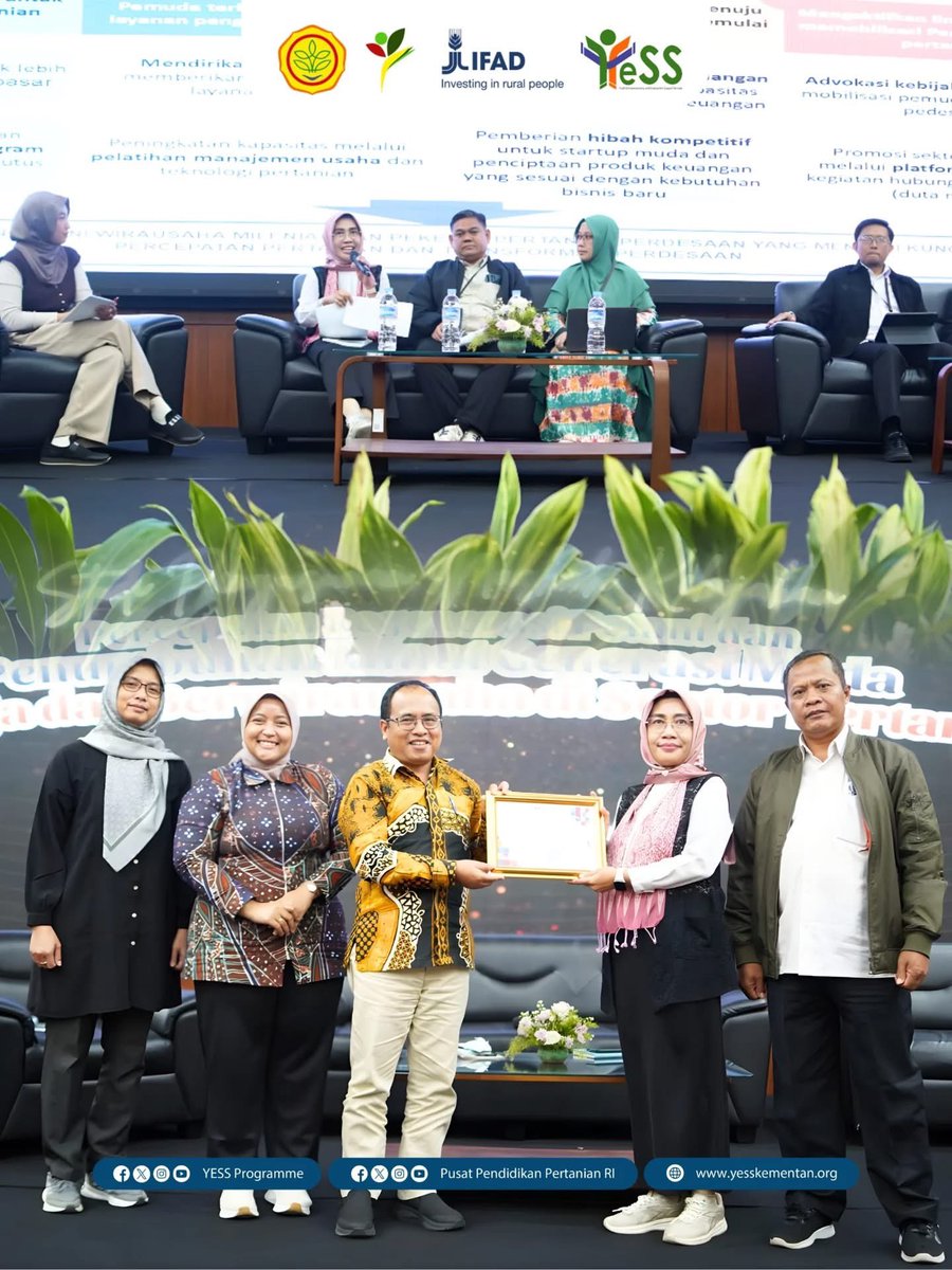 yessprogramme's tweet photo. Kegiatan Serah Terima Hasil dan Capaian Program YESS dengan tema “Regenerasi Petani Muda untuk Masa Depan Pertanian Indonesia” menandai berakhirnya Program YESS setelah 5 tahun mendukung memfasilitasi petani muda Indonesia 

#YESSProgramme #Pusdiktan #BPPSDMP #PetaniMudaYESS https://t.co/5qTu6Q2i3j