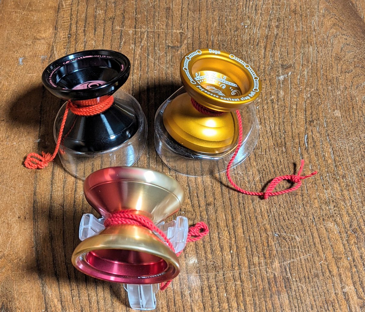 yohdake's tweet photo. こーゆーのがやりたかったのよー
深紅のストリングを金とか黒のヨーヨーに合わせるやつ!
ちなみに、最初の2枚が赤70%、
最後のコーヘイ黒が赤30%です。
(こうやって比べると朱にも見える)
赤30%はループに使っても良い感じ。
#ヨーヨー昼練部
#kittystring https://t.co/kUe5czrI2h
