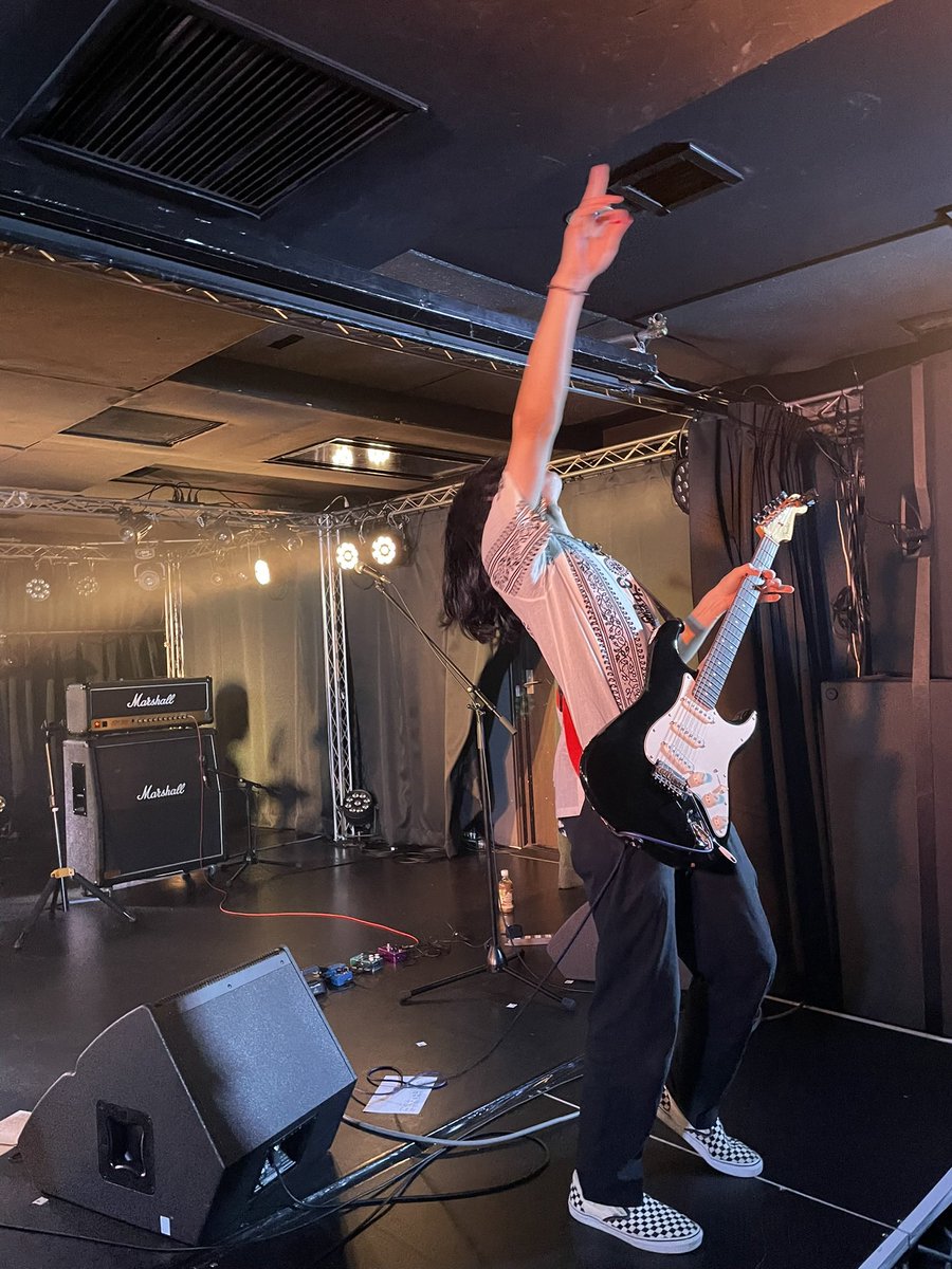 S_akumatoso_kyo's tweet photo. #PLANT大忘年会2025 #DrCrow #凶の休日 ベース側(上手下手が未だ理解できてなくてごめん)にいるのでギターは少なめ…。しゅんちゃんのギターめちゃよきよ!聖飢魔II老害でごめん😭 https://t.co/gpjd6zjmiu