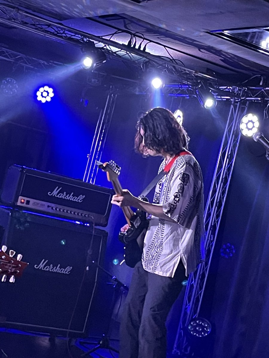 S_akumatoso_kyo's tweet photo. #PLANT大忘年会2025 #DrCrow #凶の休日 ベース側(上手下手が未だ理解できてなくてごめん)にいるのでギターは少なめ…。しゅんちゃんのギターめちゃよきよ!聖飢魔II老害でごめん😭 https://t.co/gpjd6zjmiu