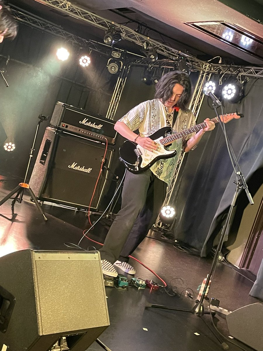 S_akumatoso_kyo's tweet photo. #PLANT大忘年会2025 #DrCrow #凶の休日 ベース側(上手下手が未だ理解できてなくてごめん)にいるのでギターは少なめ…。しゅんちゃんのギターめちゃよきよ!聖飢魔II老害でごめん😭 https://t.co/gpjd6zjmiu
