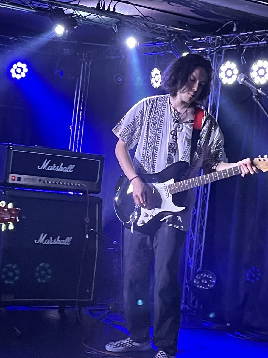 S_akumatoso_kyo's tweet photo. #PLANT大忘年会2025 #DrCrow #凶の休日 ベース側(上手下手が未だ理解できてなくてごめん)にいるのでギターは少なめ…。しゅんちゃんのギターめちゃよきよ!聖飢魔II老害でごめん😭 https://t.co/gpjd6zjmiu
