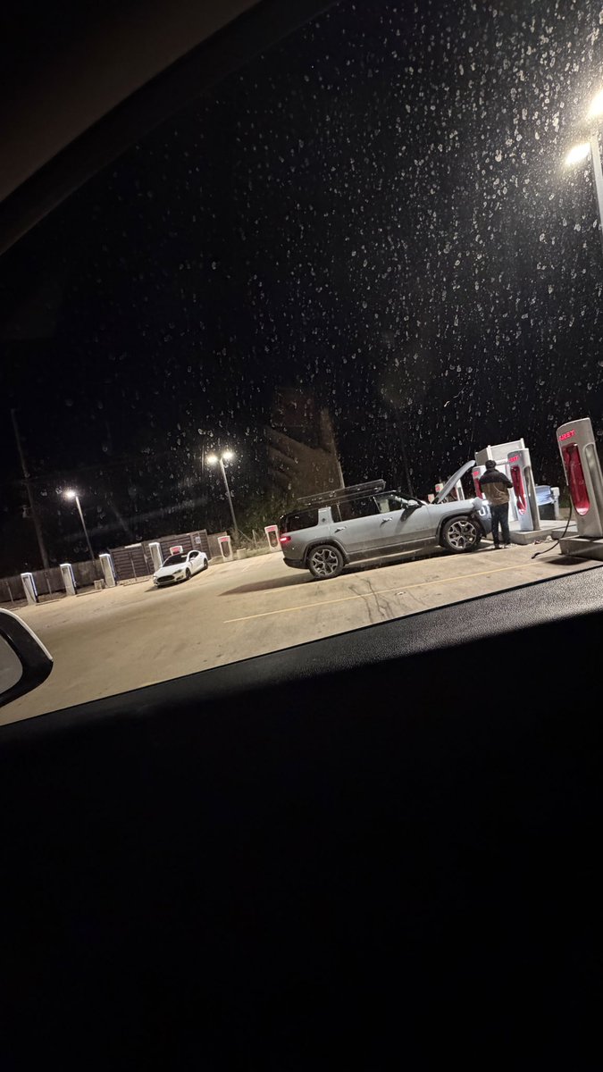 manuelbyte_'s tweet image. Rivian owner supercharging when Rivian chargers are in the same parking lot 
@TeslaCharging ☝️