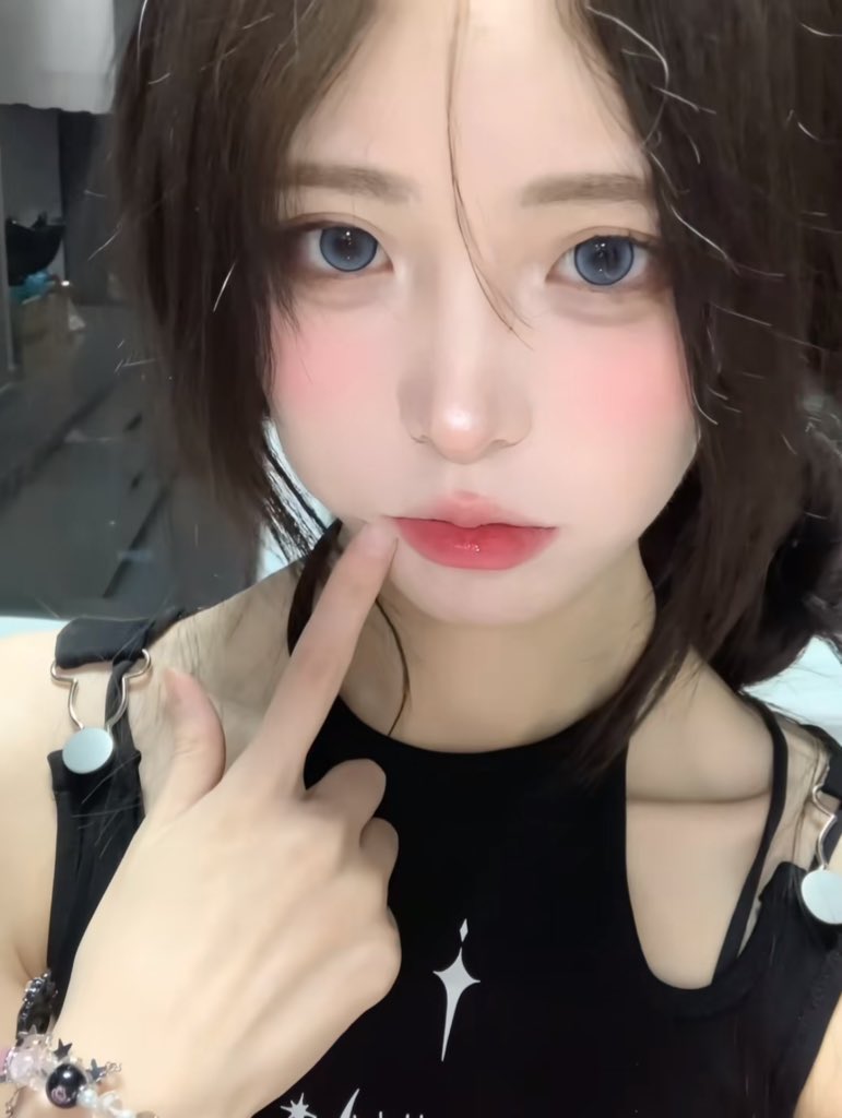 有大鸡巴合照射屏嘛
#反差 #合照 #母狗 #鸡巴 #抽脸 #射屏