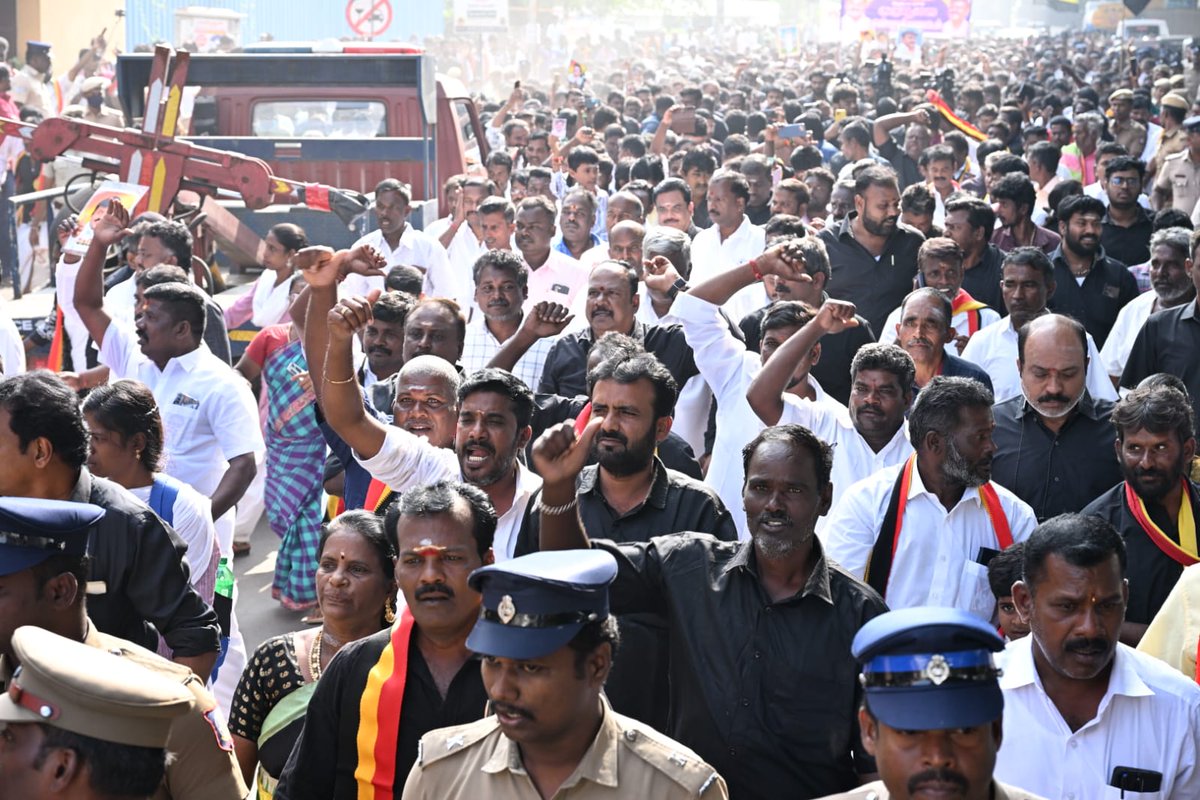 PremallathaDmdk's tweet photo. தேமுதிக நிறுவன தலைவர்,பத்மபூஷன் புரட்சி கலைஞர் கேப்டன் விஜயகாந்த் அவர்களின் இரண்டாம் ஆண்டு குருபூஜை முன்னிட்டு, சென்னை கோயம்பேடு பகுதியில் மாபெரும் பேரணி நடைபெற்றது! 

#dmdkofficial #premamalathavijayakanth #captainvijaykanth #captaingurupoojai https://t.co/s6jM7IbJy5