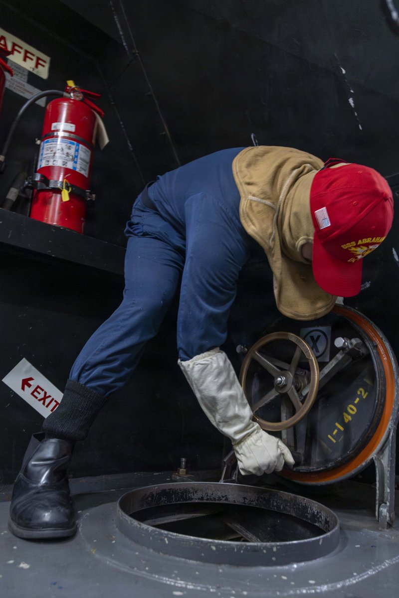 Aboard Nimitz-class aircraft carrier USS Abraham Lincoln (CVN 72), Sailors work together to assess and respond to simulated casualties while underway in the Philippine Sea Dec. 16. 

#AlwaysReady | #US7thFleet https://t.co/7546sV7ZRX