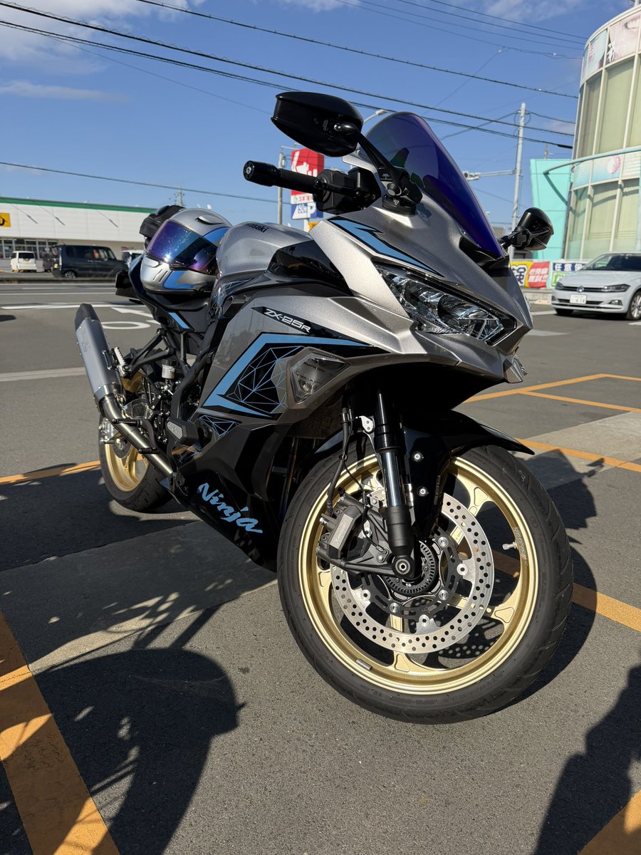 洗車してもろてピカピカ✨ (スクリーンのネジ2つ無いのは見ないで