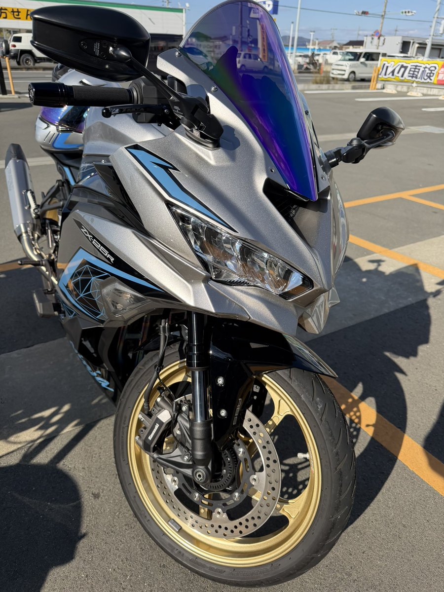 洗車してもろてピカピカ✨ (スクリーンのネジ2つ無いのは見ないで