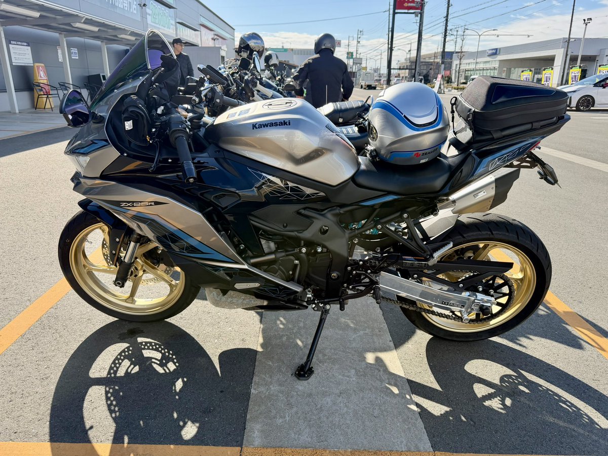 洗車してもろてピカピカ✨ (スクリーンのネジ2つ無いのは見ないで