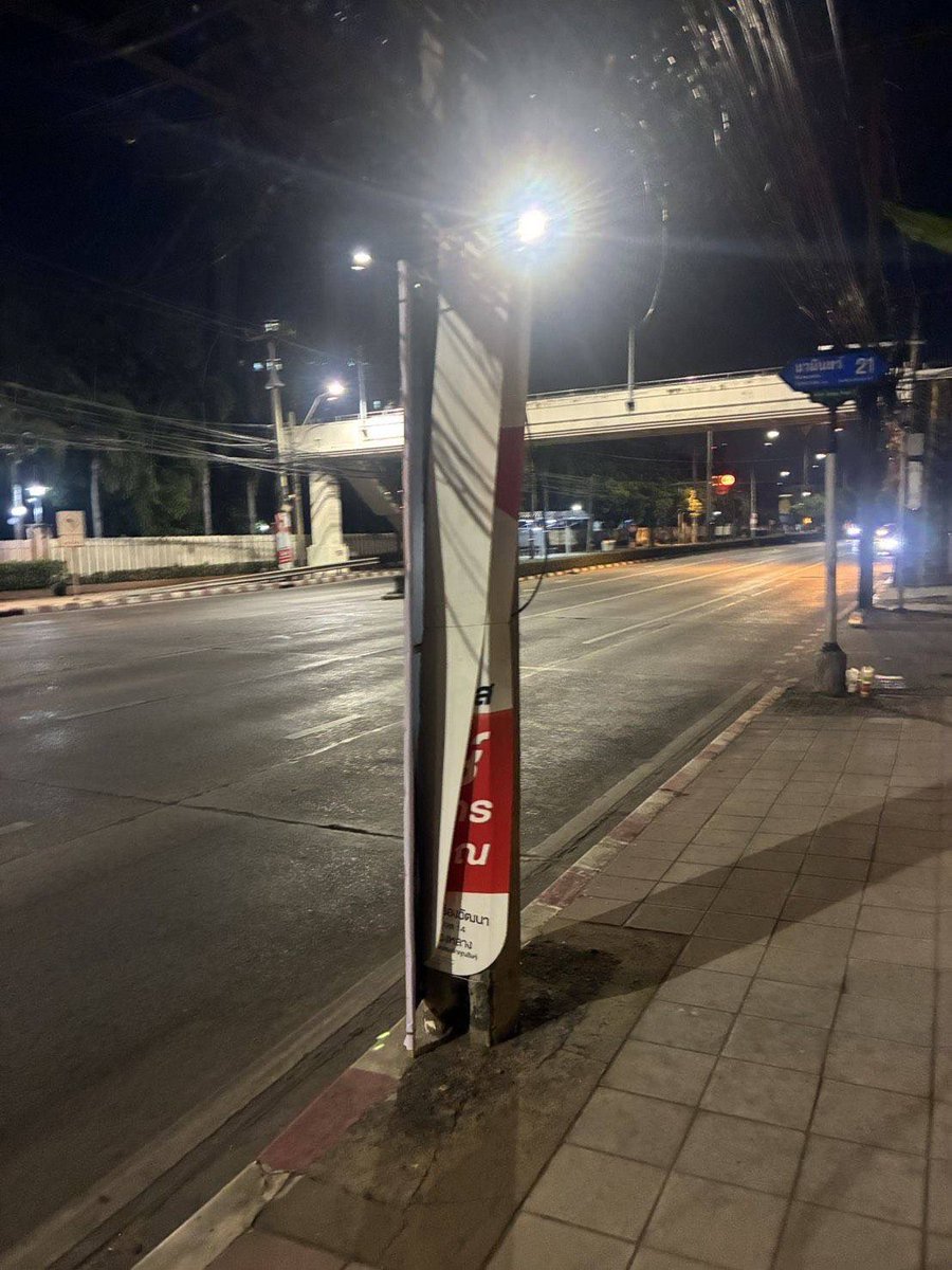 Pongsakornicept's tweet image. #วงจรปิดชัด นาทีทุบป้าย    

ป้ายหาเสียง ถูกทำลาย ผมเป็นผู้เสียหาย ขอแจ้งความตามกฎหมาย นะครับ 

ผมได้รับแจ้งจากชาวบ้าน ว่าป้ายหาเสียงของผมถูกทำลาย บริเวณปากซอยนวมินทร์ 21 จึงไปตรวจสอบ พบว่าป้ายถูกกระชากทำลาย แล้วเอาป้ายของผู้สมัคร พรรคการเมืองอื่น มาติดทับแทนที่ ป้ายของผมพังยับ