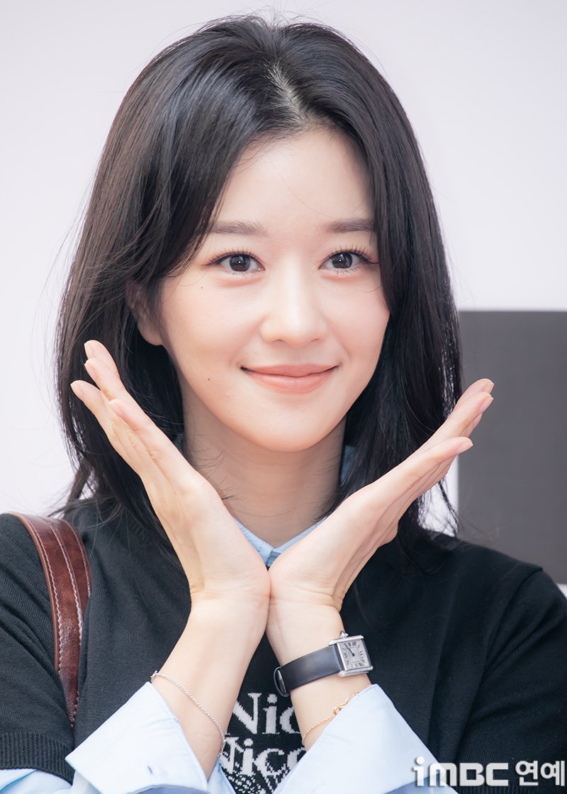 imbcenews's tweet image. 팬들과 약속 지킨 서예지, '사의 찬미'로 연극 무대 첫 도전 
#서예지 #SeoYeaji #사의찬미 #연극 #세종문화회관 
#M씨어터 #연극무대 #첫도전 #데뷔작 #iMBC연예 

연극 ‘사의 찬미’는 1920년대 격변의 시대를 살아간 예술가들의 사랑, 그리고 끝내 포기하지 못했던 자유에 대한 갈망을 담아낸…