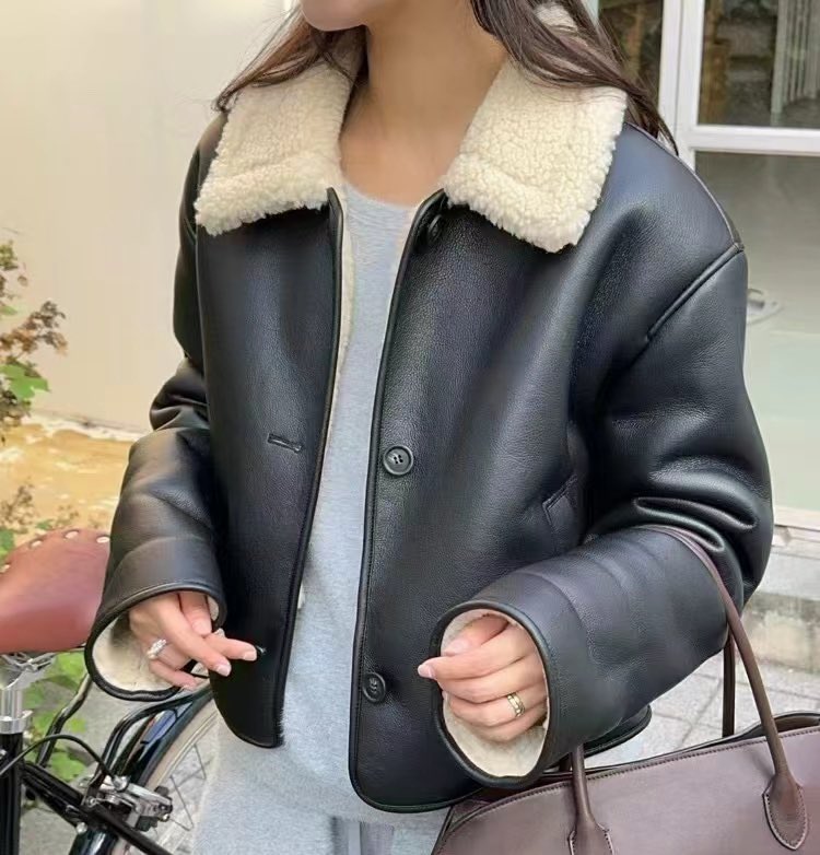 シンプルながらエレガントさを感じさせるデザインが魅力のスイートなジャケット

#ジャケット #エレガント #おしゃれ 
＃レディースファッション #洋服 

kuuu571.theshop.jp/items/129877375