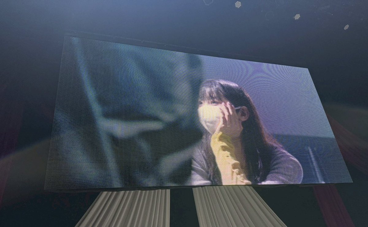 これは朗読の場当たりで
みんな楽しそうだな〜
って見てるところがモニターに抜かれてた私