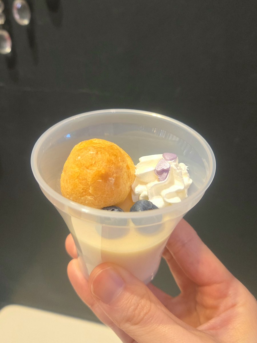 2025年の観劇納めは宙組さん💜
お正月仕様になってた🎍
初めて公演デザート食べたけど、ホワイトチョコのプリンがほど良い甘さで美味しかった☺️