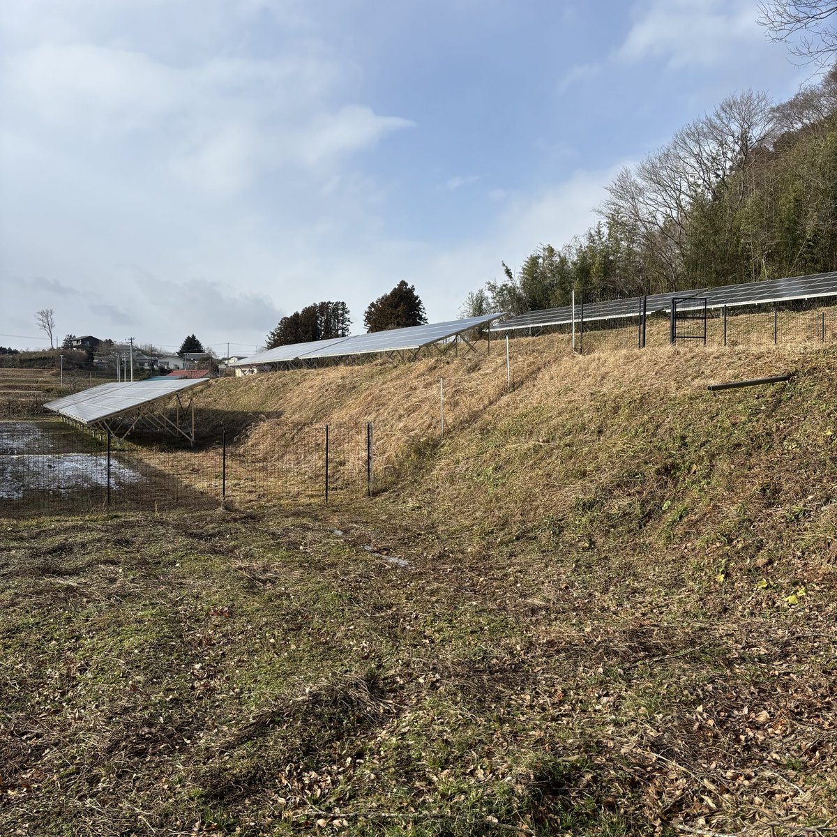 mroadriver1891's tweet photo. 先週残った法面の草刈り作業、スパイク付けてやったらだいぶ楽に刈れました！
キツいのには変わりないけど、安心感は全然違いました！
スッキリさっぱりで年越しです✨
来年は部分的に除草剤も使って効率的に楽にやるぞー https://t.co/bIseadZMCT