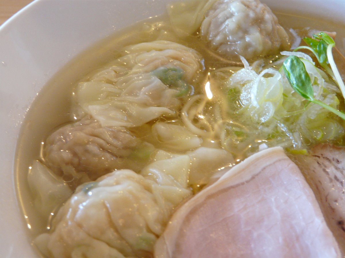 NEWFUNKY9354's tweet photo. 昼食
メントサケ
塩わんたん麺
塩らーめんに海老・肉わんたんが各2個トッピング
結構なボリュームに😊
鶏をしっかり感じる塩スープが美味しい😋
今年のらーめん食べ収めかな？
美味しく頂きました😋
ご馳走様でした🙏
麺談義も出来て楽しかった🤗
今年はソコソコらーめん食べたかも？
妻には言えない😨 https://t.co/SghSDLkGlX