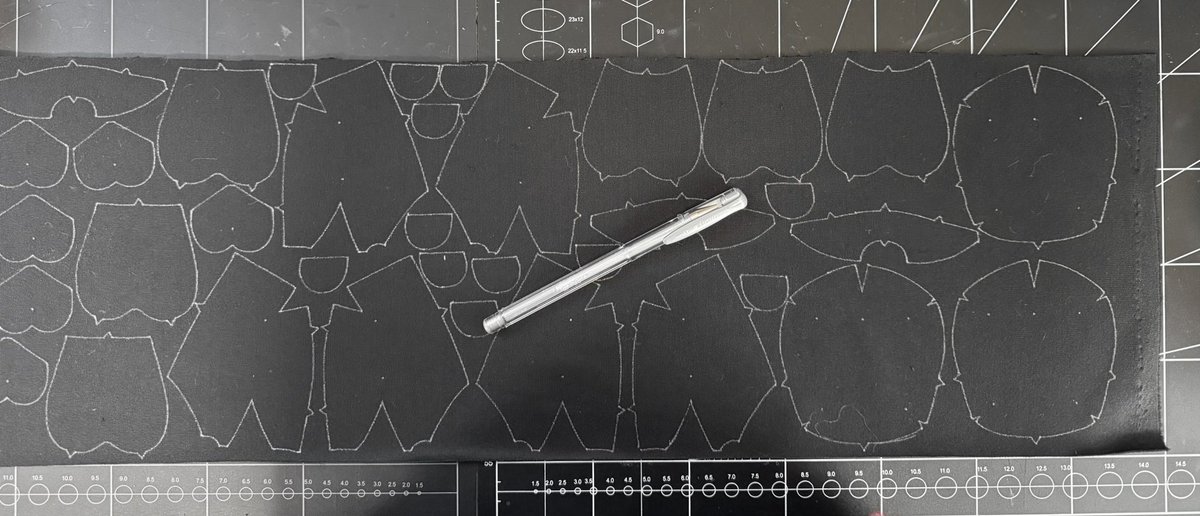 bunny212azy's tweet image. 隙間なく並べられると気持ちが良い

余談ですが暗い色の生地に型紙を写すときはユニボールシグノ0.8の銀色を使っています。細くくっきり描けるので良いです