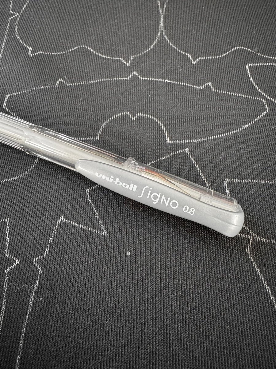 bunny212azy's tweet image. 隙間なく並べられると気持ちが良い

余談ですが暗い色の生地に型紙を写すときはユニボールシグノ0.8の銀色を使っています。細くくっきり描けるので良いです