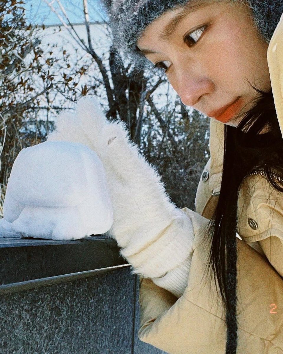 bblypixie's tweet image. Look who is having fun in the snow 🐣