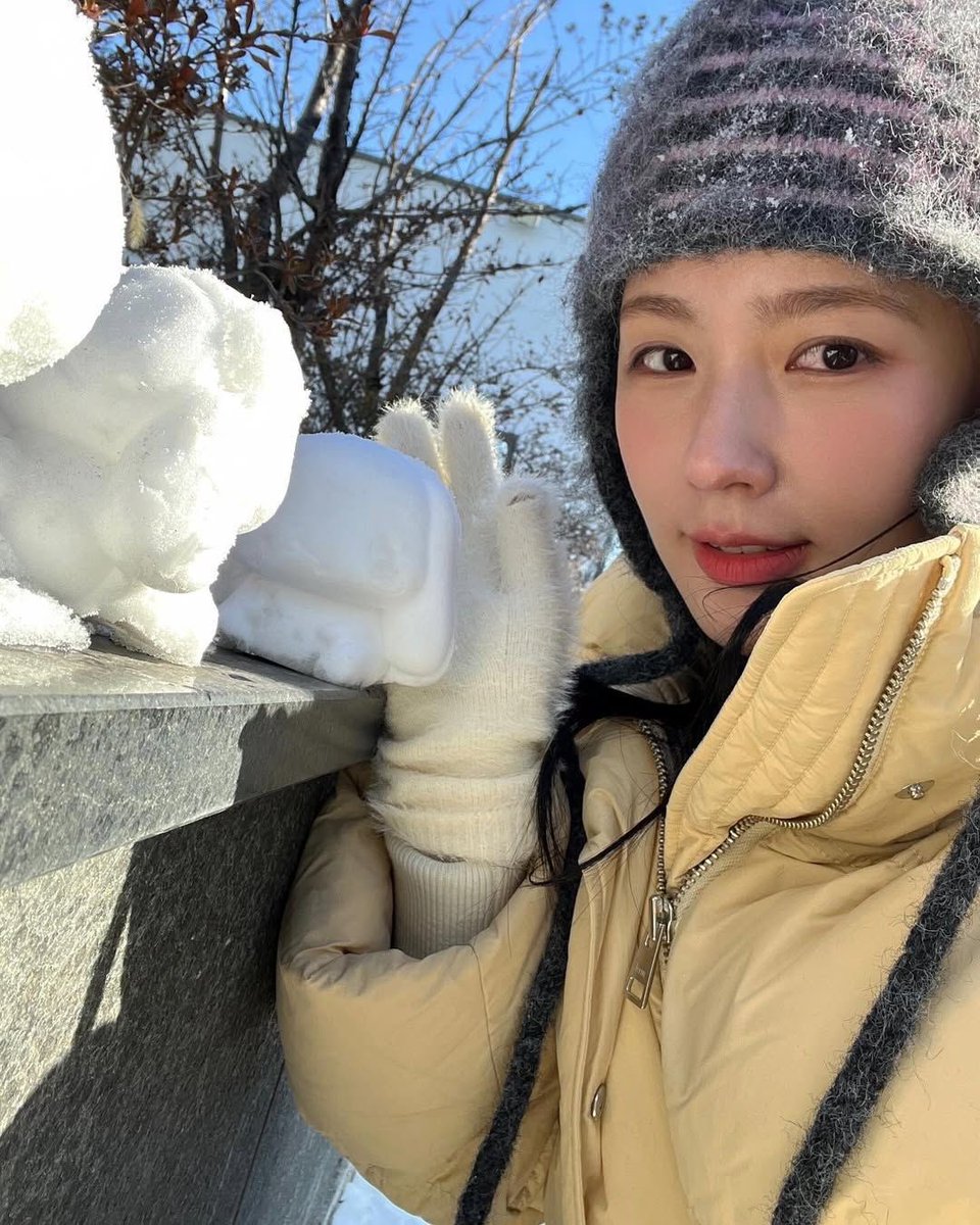 bblypixie's tweet image. Look who is having fun in the snow 🐣