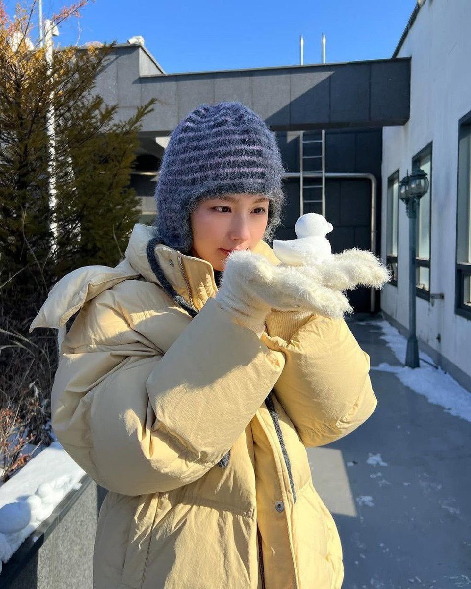 bblypixie's tweet image. Look who is having fun in the snow 🐣