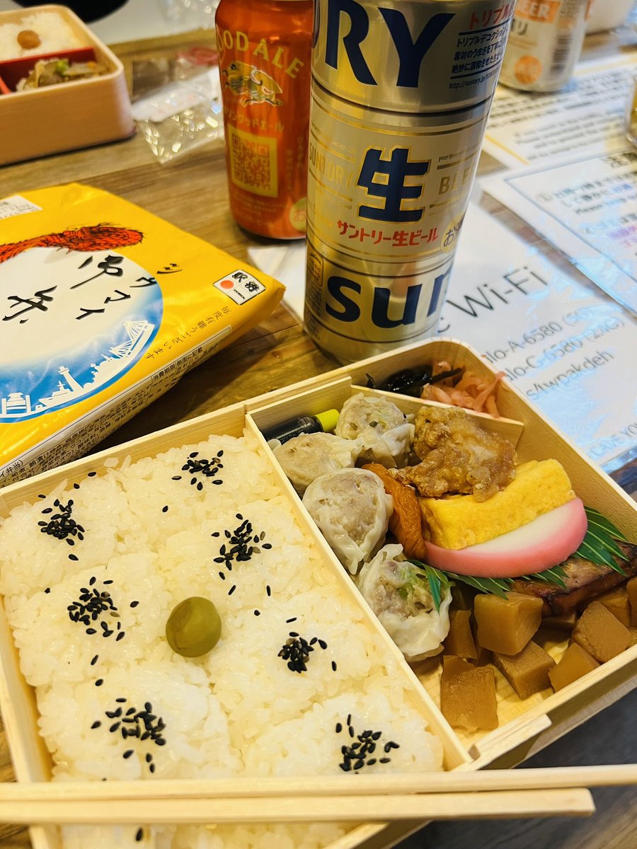 #ハンサム20th

初日と2日目の間の夜を🐎の仲間と分かち合いたくて、4人で横浜にお泊まり
ここ、めちゃ良かったよ👍超人気らしい
レンタル部屋、駅近のマンション
初日前、チェックインして決起会🍻✨お供は横浜ですからシュウマイ弁当🍱