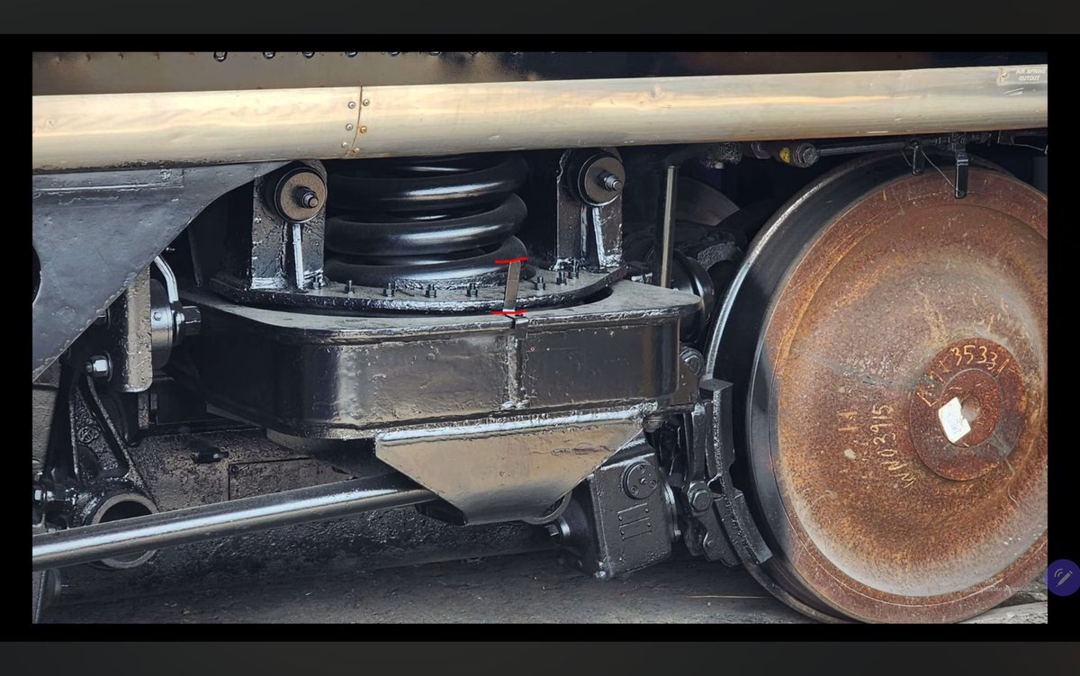jorgegogdl's tweet photo. En 2023, @GarethDennis uno de los expertos traídos de UK, mostró estas fotos de los trenes británicos HST, donde los soportes del tren interoceanico estaban dañados. Dijo que la gente de la Marina no sabía de trenes y nadie entendía. https://t.co/1QnjQ5HNT3