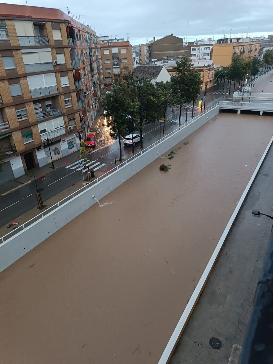 maarioderueda's tweet photo. 🔴Este es el Barranco de la Saleta, a punto de desbordarse ayer en Aldaia, pueblo afectado por la DANA.

En 2021, el Gobierno paró las obras que desviaban la Saleta y el Poyo porque “eran muy caras y poco ecológicas”. Murieron +200 personas.

Y Sánchez grabando un house tour… https://t.co/kmTUqVtTCY