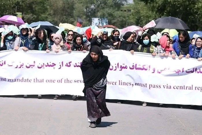مادر مسن هزاره سرلشکر اعتراضات عدالت‌‌خواهی 
۹ سال قبل، ۲ اسد دهمزنگ #جنبش‌روشنایی
#StopHazaraGenocide‌