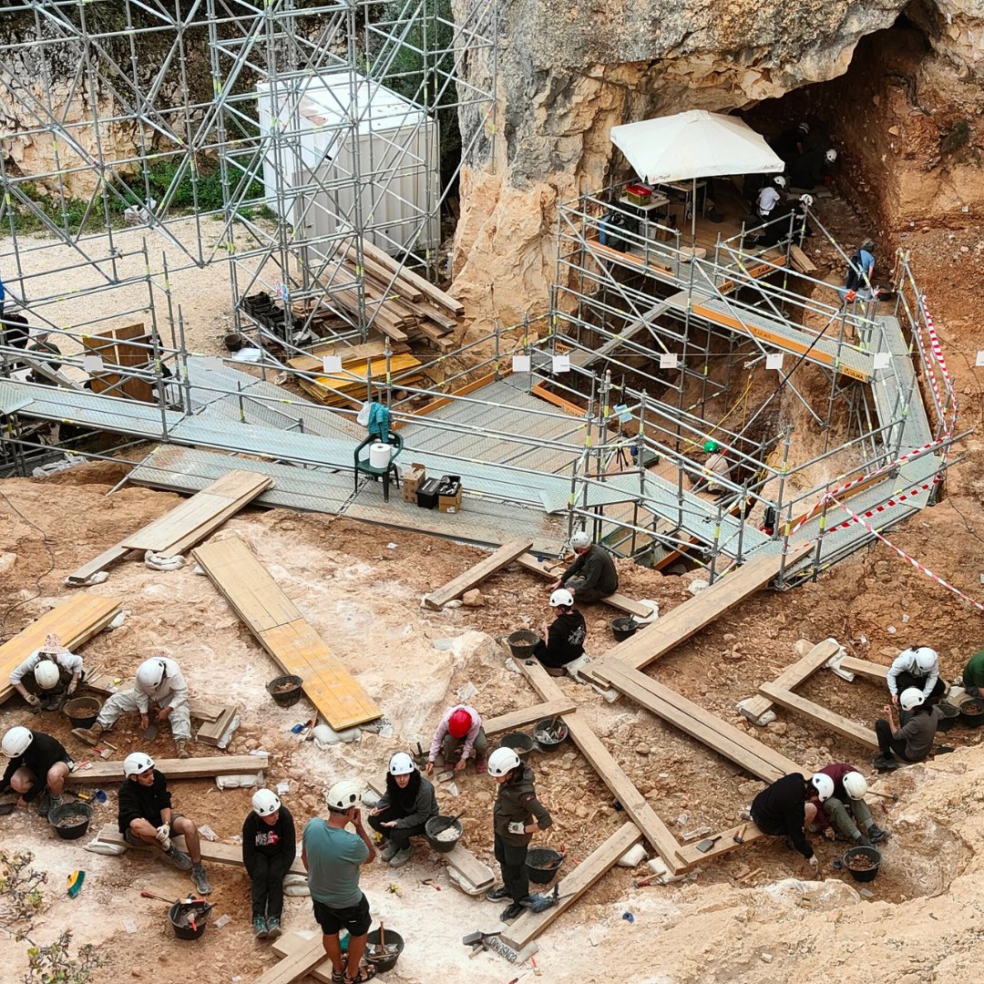ui1Universidad's tweet photo. 🦴🌍 Los neandertales no eran “humanos fallidos”.
Nuestro prof. Marcos Terradillos 🔬📚 explica cómo dominaron el fuego 🔥, crearon herramientas y dejaron legado genético 🧬🌱 que todavía tenemos. @FATAPUERCA
https://t.co/xlQCxKymIn
#Ui1 #Educacion #Divulgacion https://t.co/FSjTVSTOG4