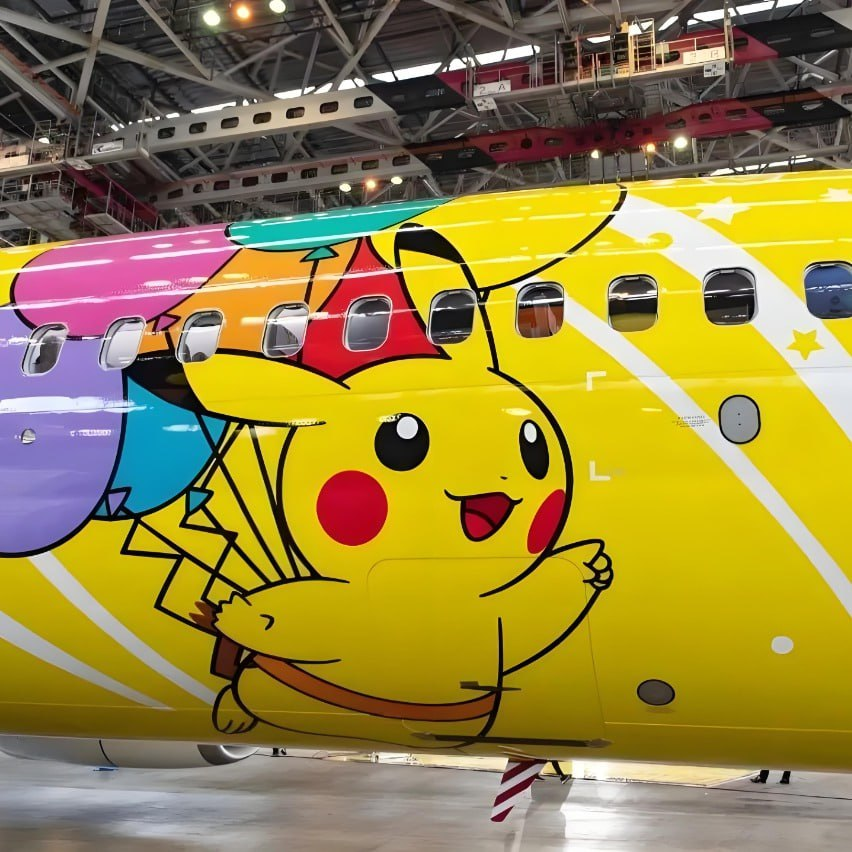 CriticalCrix's tweet image. 鮮やかなピカチュウをテーマにした飛行機で旅の喜びを祝い、😄✈️