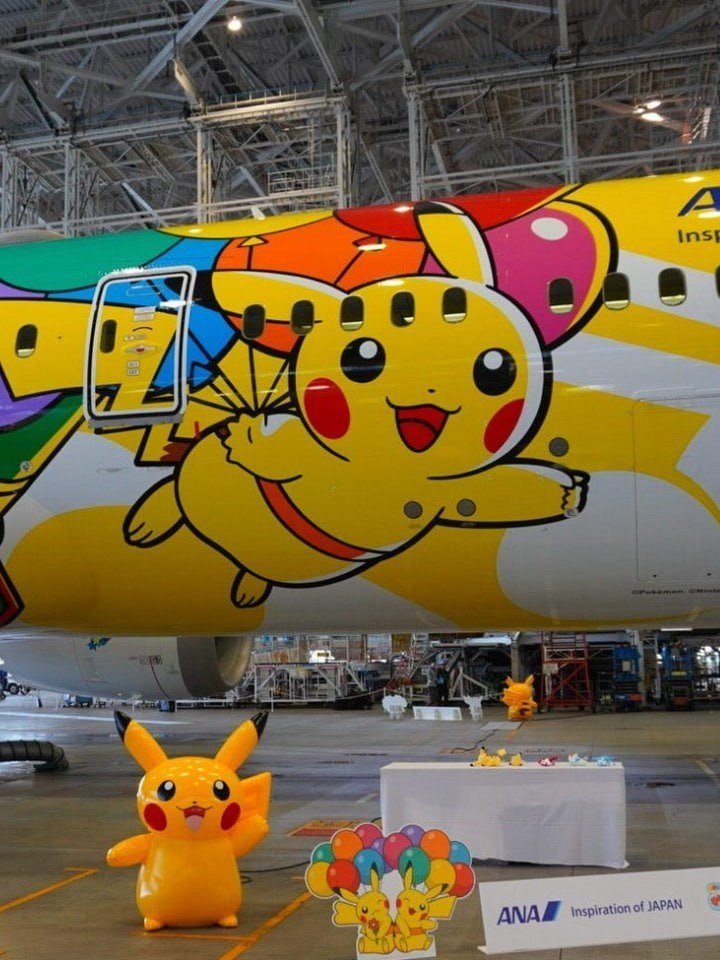 CriticalCrix's tweet image. 鮮やかなピカチュウをテーマにした飛行機で旅の喜びを祝い、😄✈️