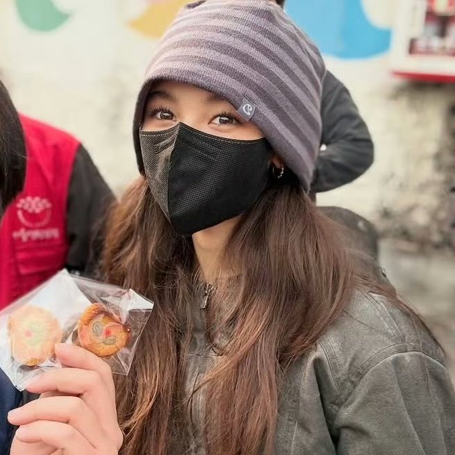 NEWJEANSBR's tweet image. 💔 #DANIELLE estava fazendo serviço voluntário quando o seu contrato foi rescindido pela ADOR.

Ela havia feito cookies caseiros para dar como presente. 🥹